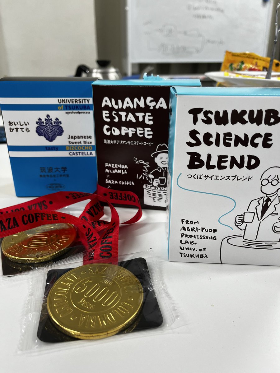 ntanji1's tweet photo. 【おやつ速報】tkmnさんのつくばのお土産，コーヒーとカステラとチョコレートです🥇🥇
コーヒーはなんと賞味期限3年!☕️ https://t.co/P6n6w50O5V