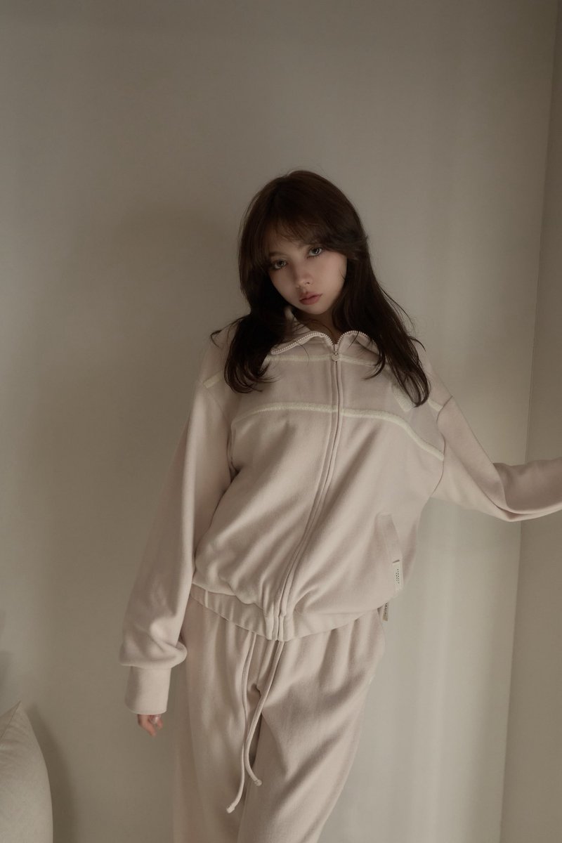 Milky pile heart zip tops color pink beige ¥14300-tax in 気負わず