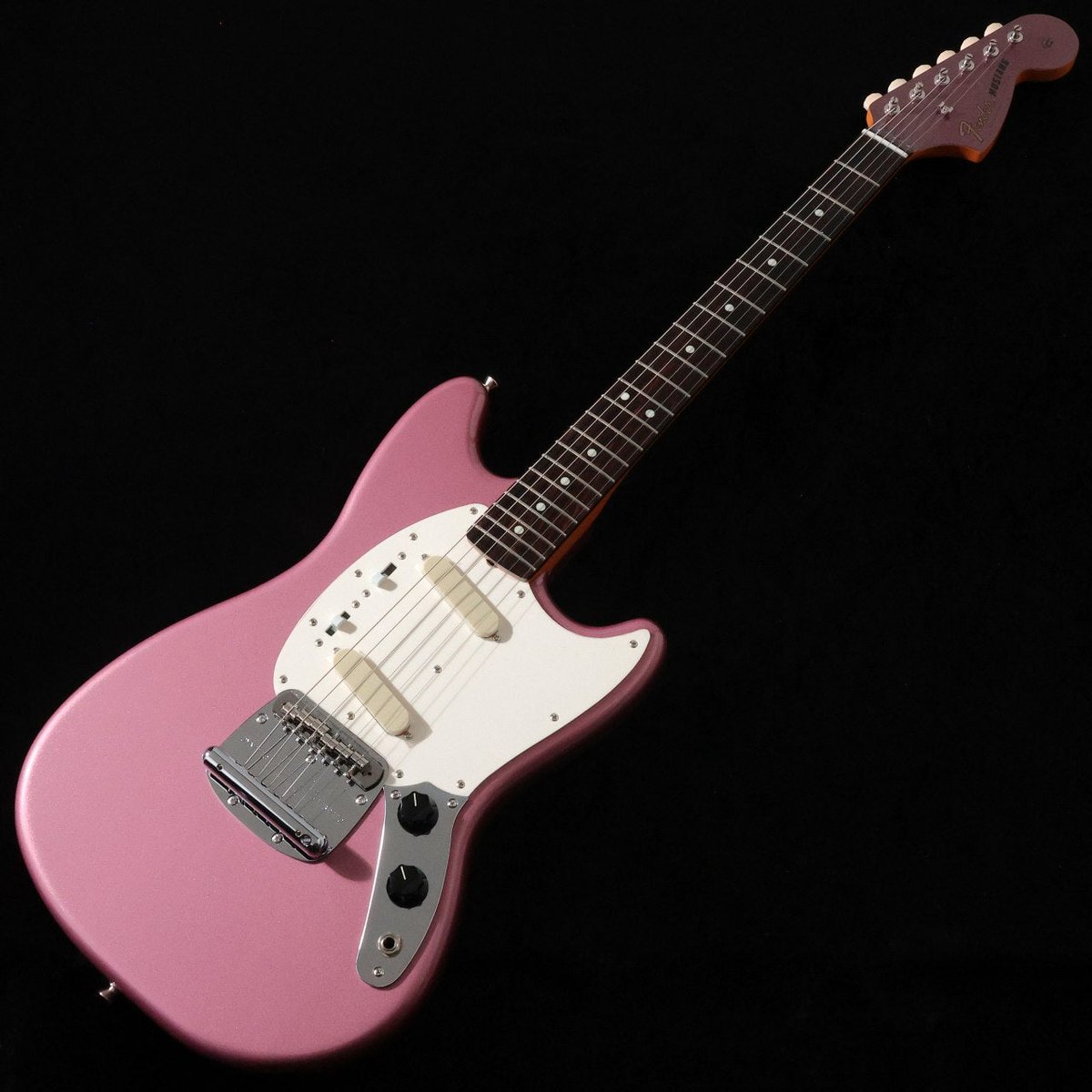 ishibashimusic's tweet image. #FENDER Made In Japan #ISHIBASHIFSR 2026 
初のムスタングモデル‼️御茶ノ水本店に初入荷‼️
カッコカワイイ『Burgundy Mist Metallic』カラーに マッチングヘッド仕様です‼️

👇商品ページはコチラ👇️
store.ishibashi.co.jp/view/item/0000…