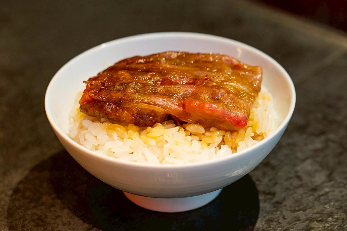 実は、、、当店「駄目な隣人」には、
ラーメンだけでなく油そばもございます！🍜🌟

当店の油そばは、
山椒のような爽やかな香りが特徴です🍃

常連様に大人気の商品🔥🫶🏽

卓上の【生卵・海苔は無限に食べ放題】です🥚🌟

ぜひご賞味ください！！

⏰11:00〜23:00(Lo,22:30)