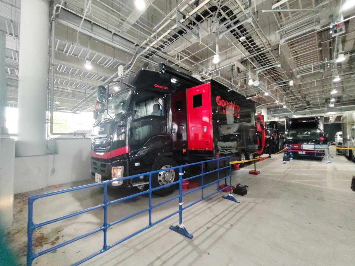 koike_ep's tweet photo. #権四郎4K中継車(A)
#国立競技場 (#MUFGスタジアム) に搬入を終えました。
車体はエアサスのエアーを指定量排出、左総輪に各4枚の板を敷設して水平取り完了です。

@gonshiro_1989
#権四郎
#Gonshiro
#中継車 https://t.co/NJpMwxoOkv