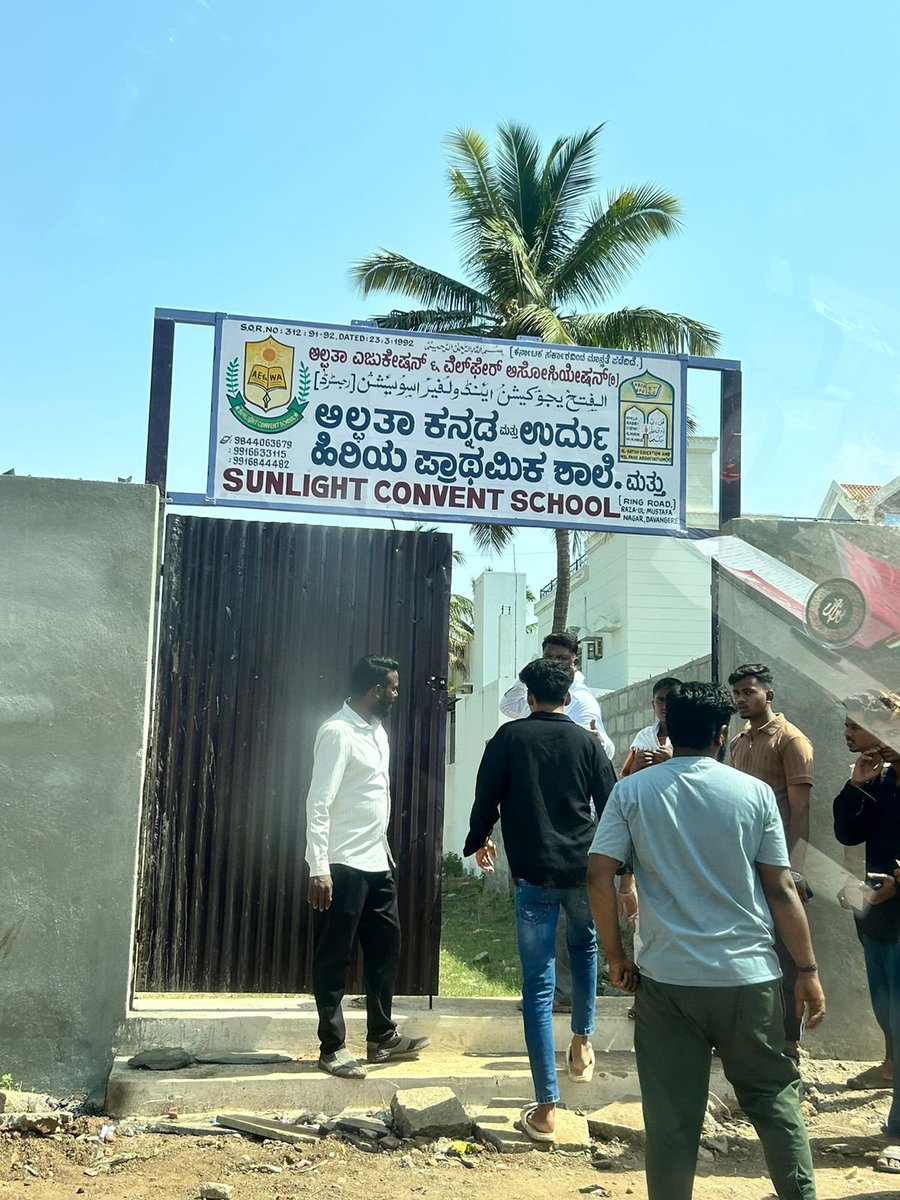 SDPI_KarPresi's tweet photo. #ದಾವಣಗೆರೆ_ಉಪ_ಚುನಾವಣೆ #BigBreakingNews
Dear @ECISVEEP
@DgpKarnataka

ದಾವಣಗೆರೆ ದಕ್ಷಿಣ ಉಪಚುನಾವಣೆಯಲ್ಲಿ ಕಾಂಗ್ರೆಸ್ ಹಾಗೂ ಬಿಜೆಪಿ ಪಕ್ಷಗಳಿಂದ ಬಹಿರಂಗವಾಗಿ ಹಣ ಹಂಚಿಕೆ ನಡೆಯುತ್ತಿದೆ. ಇದು ಪ್ರಜಾಪ್ರಭುತ್ವದ ಹತ್ಯೆ.
ಚುನಾವಣಾ ಆಯೋಗ ಮೌನವಾಗಿದ್ದು, ಪೊಲೀಸ್ ಇಲಾಖೆ ನಿರ್ಲಕ್ಷ್ಯ ತೋರಿಸುತ್ತಿದೆ.
ಈ ಗಂಭೀರ ಉಲ್ಲಂಘನೆ ಕುರಿತು ತಕ್ಷಣ ಕ್ರಮ ಕೈಗೊಳ್ಳಬೇಕು.
ಸ್ವತಂತ್ರ ಹಾಗೂ ನ್ಯಾಯಸಮ್ಮತ ಚುನಾವಣೆಯನ್ನು ಖಚಿತಪಡಿಸಿ