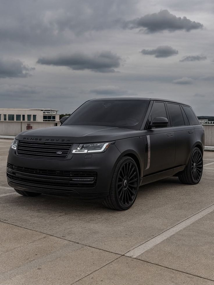 ShadrackOt938's tweet photo. Maina Kageni just bought himself a 2026 rangerover vorgue for a whooping 55Million, which he said that it will only be used to report to work and lunch,meaning dude does flights for long distances, Jehovah! it seems siku wengine walikua wanatafuta pesa some of us were busy dancing Isukuti deep in the villages of Kakamega.Ogopaaa.