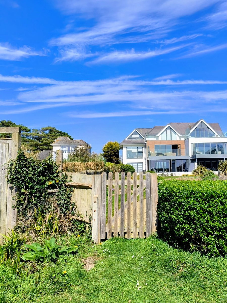 LadyGrace27's tweet image. Through this little gate… sunshine, stillness, and somewhere lovely to be... 🌿☀️

#thursgate #gardengate 
#blueskies #SlowLiving