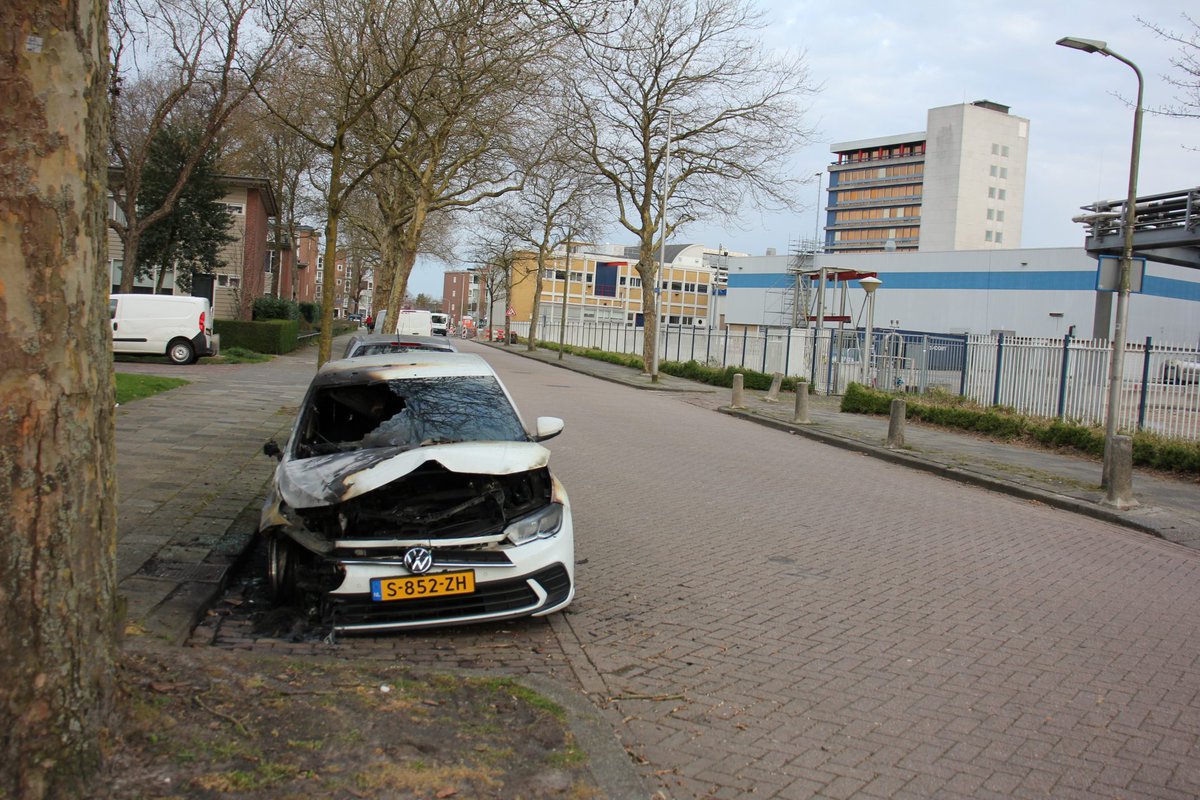 Geparkeerde auto verwoest door brand in Leeuwarden