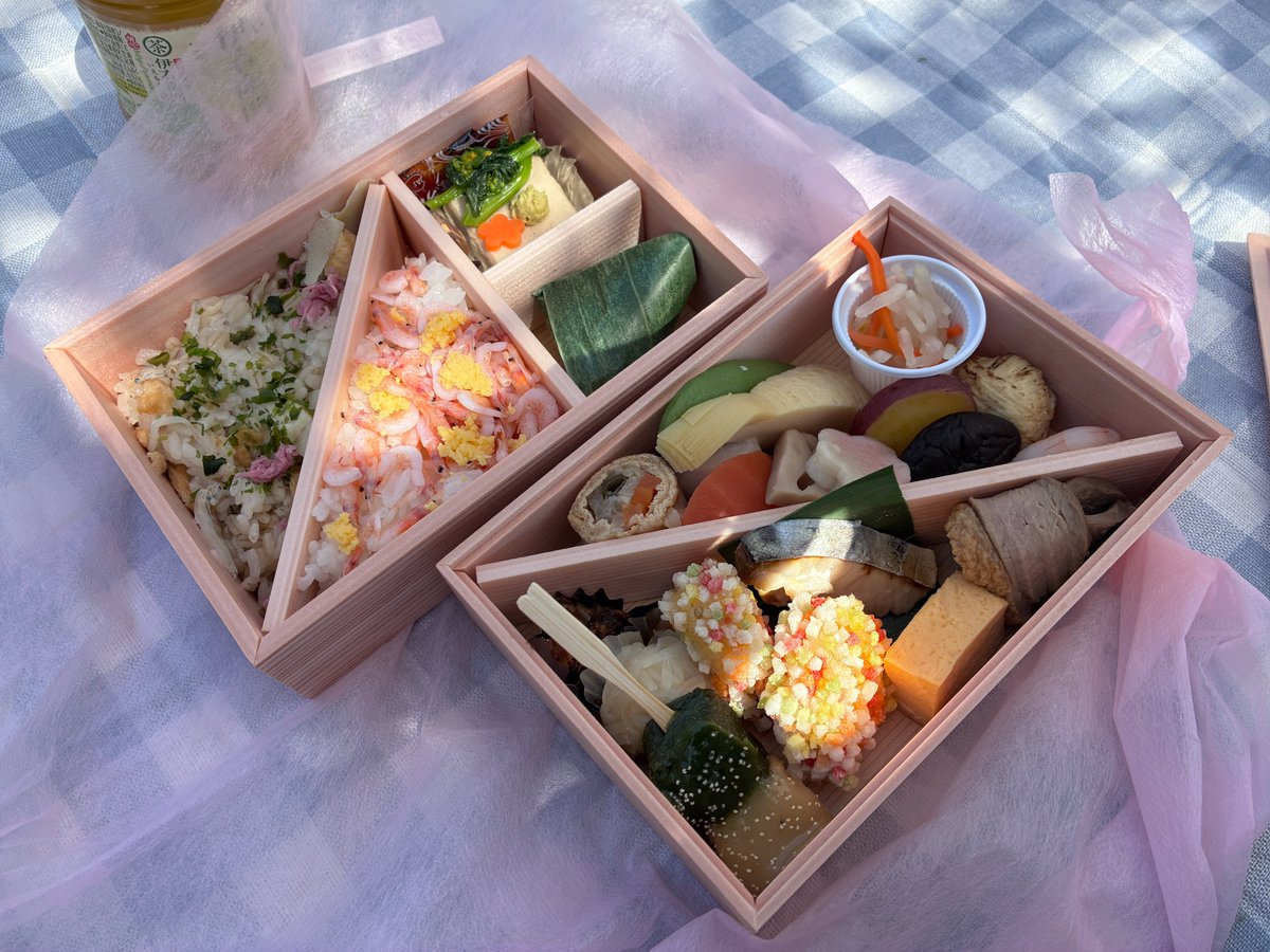 kks_sidethree's tweet photo. 昨日はメリケンパークでお花見ランチ会を行いました～！🌸
もう桜が散ってしまう！！と気づいた若手たちが突如思い立ち、イベント委員会にお願いして急遽開催することができました！笑
満開の桜の元で頂く豪華な梅の花弁当は最高でした～😋 https://t.co/XZjCbTffXp