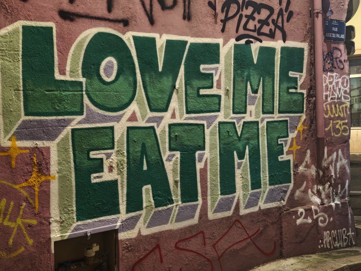 Marseille, galerie à ciel ouvert.
Entre tags rapides et fresques maîtrisées, le graffiti impose son rythme et marque le territoire.
Une énergie brute, libre, indomptable.

#Marseille #Graffiti #StreetCulture #ArtUrbain #Tags #Sud #Liberté