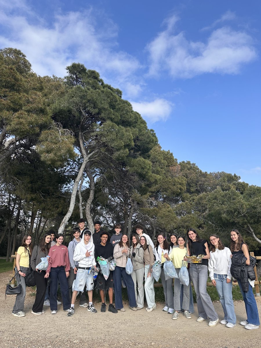 lasallearlep's tweet photo. El alumnado de 4º de ESO de La Salle Tarragona, dentro de la Narrativa de #NCALaSalle “Cuida de ti”, diseñó una ruta por la ciudad con actividades centradas en el cuidado del entorno, del grupo, del patrimonio y de uno mismo. #SomosLaSalle #MiraMásAllá #Educación https://t.co/AsKGqkCuO2