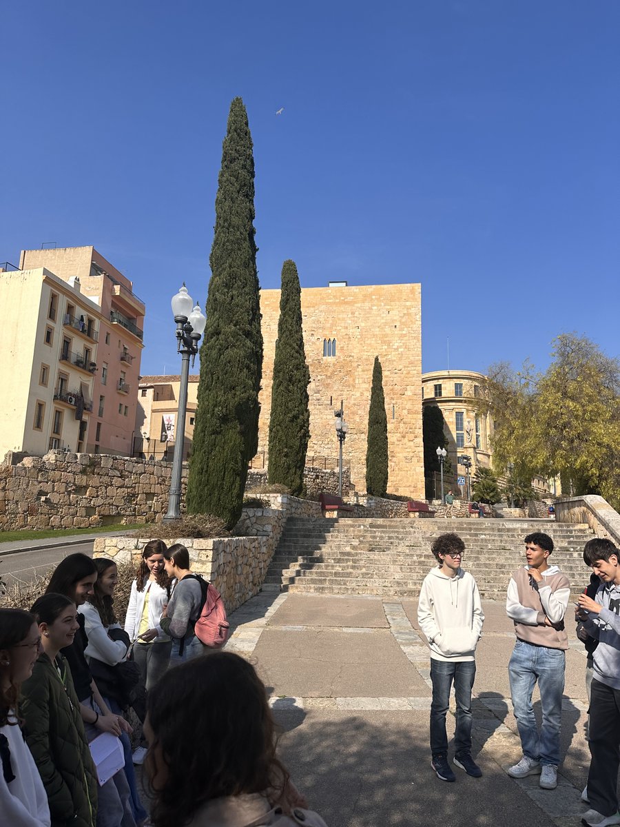 lasallearlep's tweet photo. El alumnado de 4º de ESO de La Salle Tarragona, dentro de la Narrativa de #NCALaSalle “Cuida de ti”, diseñó una ruta por la ciudad con actividades centradas en el cuidado del entorno, del grupo, del patrimonio y de uno mismo. #SomosLaSalle #MiraMásAllá #Educación https://t.co/AsKGqkCuO2