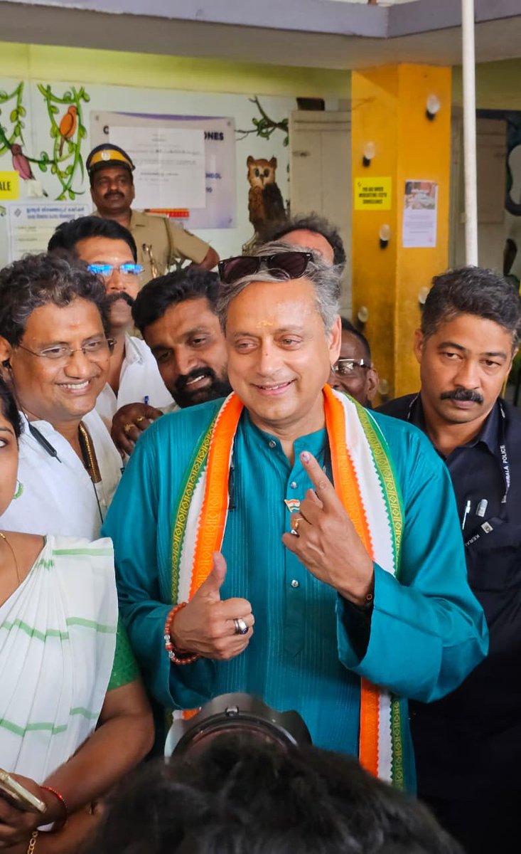 the_hindu's tweet image. #KeralaElection: Shashi Tharoor casts his vote at the Government LP School, Cotton Hill, in Thiruvananthapuram. #ElectionsWithTheHindu 

📸: Sarath Babu George