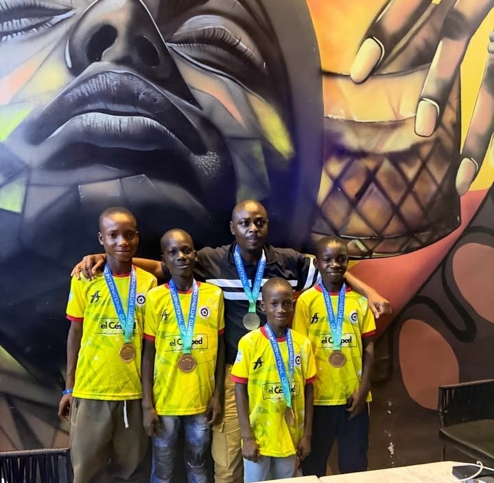 BolajiBale12's tweet photo. Boys are back in the country after a successful outing with @AbiolaFabio at the just concluded Porto international Cup 🇳🇬🇵🇹.
#Grassrootsfootball #Abiolafabio #Bolajibale_Footballtalk https://t.co/1AVI7D19hL