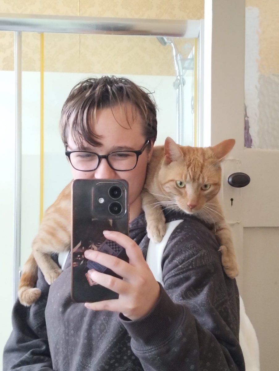 Al1_studi0's tweet photo. @naturelife_ok Cats definitely don't love the way dogs do, cause my dog could never love how my cat does like this.. 😭 https://t.co/YOiXN9Bfq7