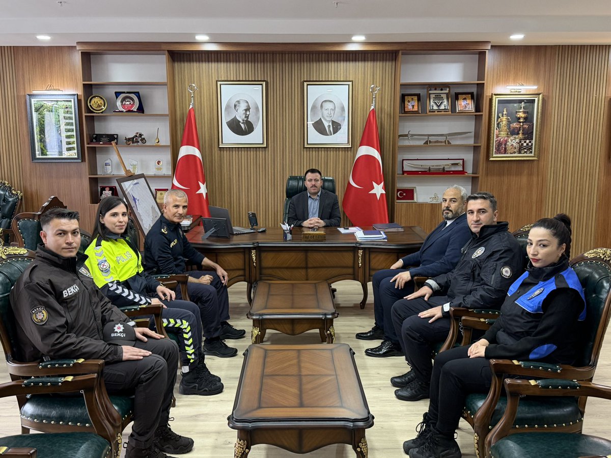 Kaymakamımız Kadir Yurdagül, Türk Polis Teşkilatının 181. Kuruluş Yıl Dönümü Münasebetiyle İlçe Emniyet Müdürünü Kabul Etti

Kaymakamımız Sayın Kadir Yurdagül, Türk Polis Teşkilatının 181. kuruluş yıl dönümü vesilesiyle İlçe Emniyet Müdürü Eyüp Bayırlı ve beraberindeki heyeti