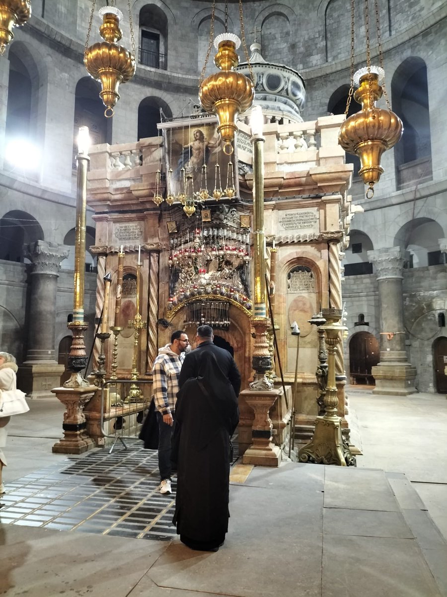 OPoquillon's tweet image. 🌿Jérusalem : Octave de Pâques pour les latins, semaine sainte pour les orthodoxes.🌿
Le saint sépulcre rouvre ce matin : la lumière du Dieu de vie luit dans les ténèbres🌿
Prions pour la paix! #Jerusalem 
#Pray #Paix