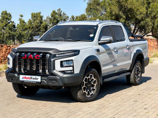 AutoTraderSA's tweet image. Lots of new Chinese bakkies have entered the market recently, costing considerably less than their #Hilux, #DMax and #Ranger counterparts. Which models are a safe bet, though? Pick the one you'll think will go the distance! bit.ly/WhichChineseDo…