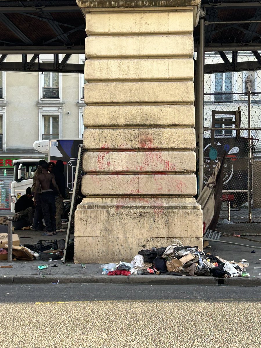 <a href="/SagetXavier/">SOS PORTE DE CLIGNANCOURT</a> <a href="/le_Parisien/">Le Parisien</a> <a href="/Collectif191/">Collectif19</a> Ce matin, Paris 10e, squat de conso de crack à ciel ouvert
