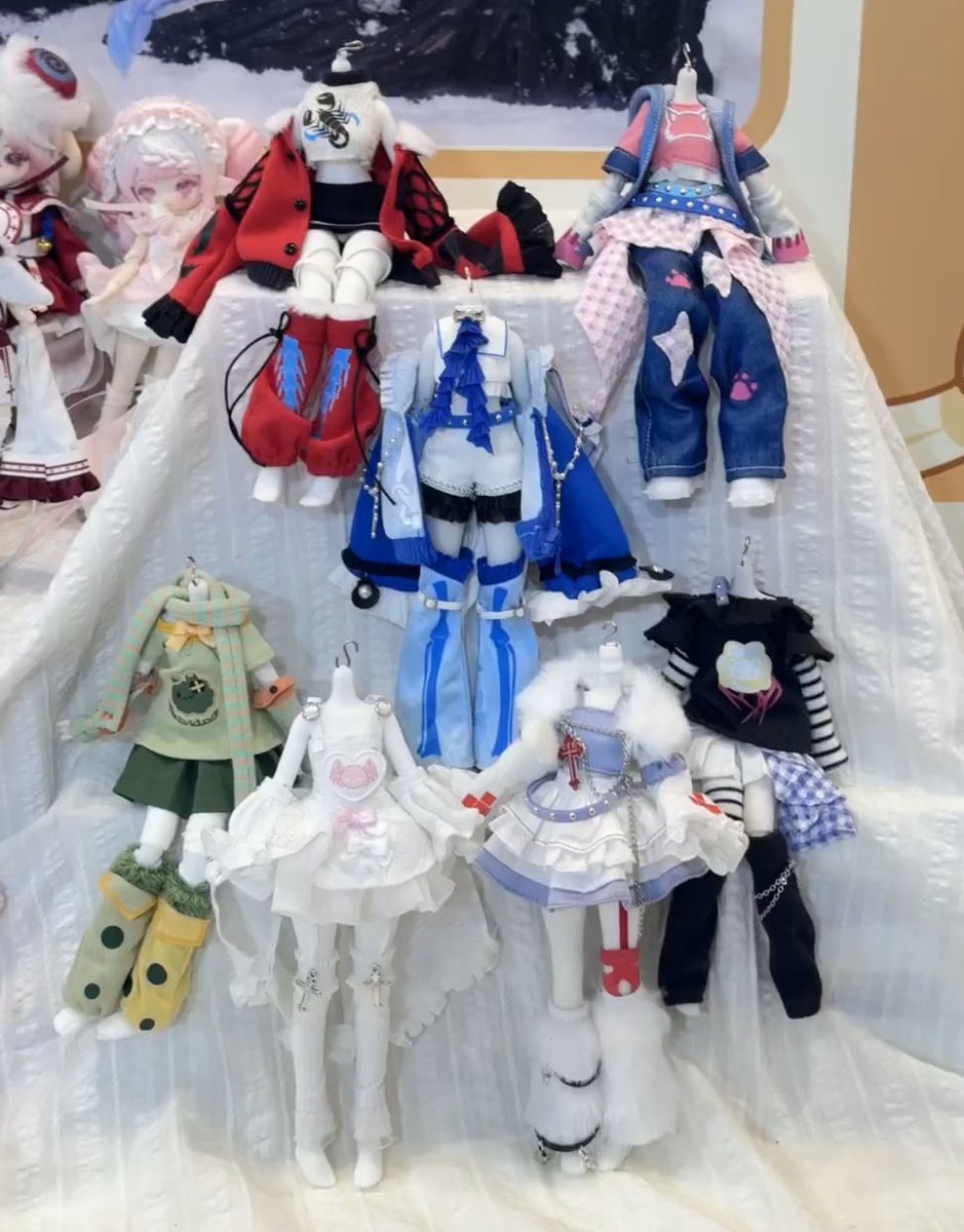 hermeow_shop's tweet photo. 🆕ブラインドドール新作速報🆕
Penny’s Box社より、今週末に深圳で開催されるデザイナーズトイ展示会にて、中国発の魔法少女シリーズ『巴啦啦小魔仙（バララシャオモーシェン）』との正式ライセンスコラボ新作の全キャラクター実物写真が公開✨

さらに、特1/6スケールの植毛タイプブランドドール新作の衣装サンプルも先行披露😍

当店はPenny’s Box社の日本正規代理店として、続報を楽しみに❣

前回相関ツイート：
https://t.co/sBVE2BKVvP
