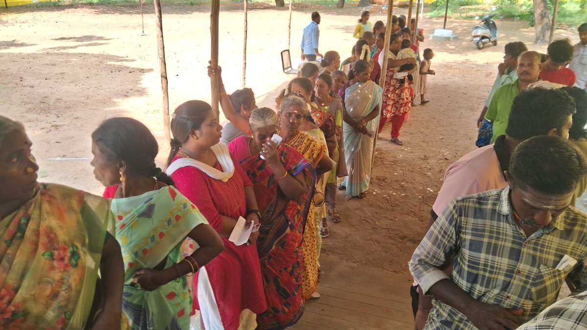 CollectorDeoPdy's tweet image. People of Puducherry are eagerly waiting in long queues to cast their votes amid the scorching sun. Thatched roof, Shamiana for shade and seating arrangements were made at the booths.
#PeacefulVoting #QueueManagement #PuducherryVotes #PollDay2026 #GEPLA2026