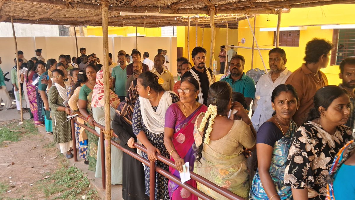 CollectorDeoPdy's tweet image. People of Puducherry are eagerly waiting in long queues to cast their votes amid the scorching sun. Thatched roof, Shamiana for shade and seating arrangements were made at the booths.
#PeacefulVoting #QueueManagement #PuducherryVotes #PollDay2026 #GEPLA2026