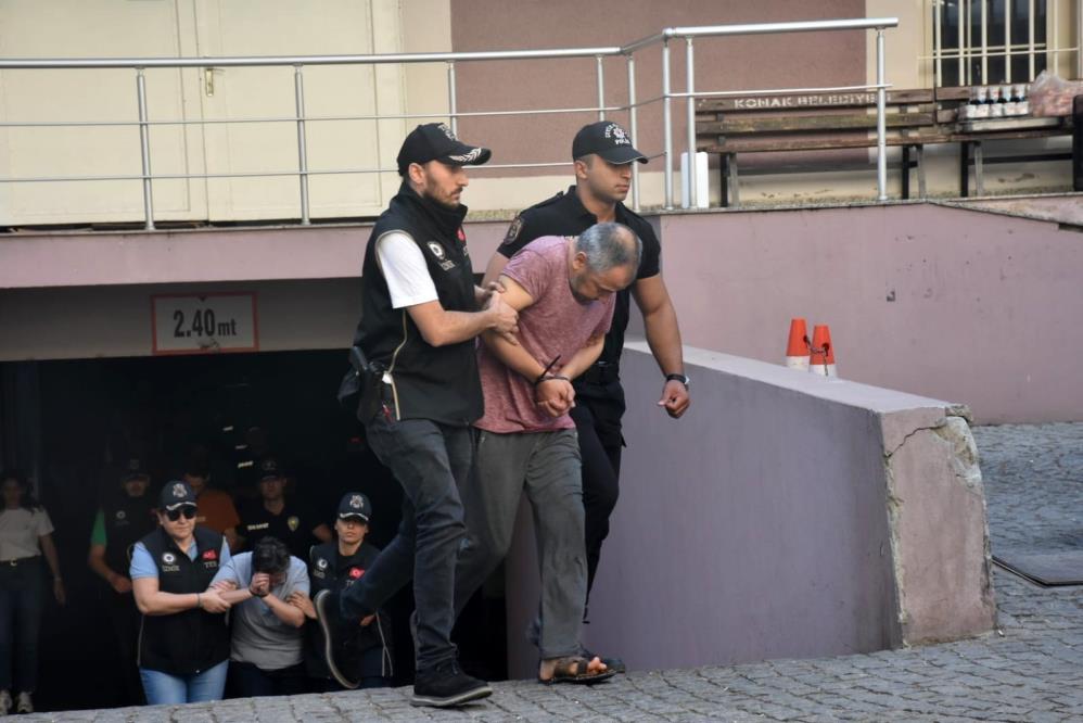 İzmir'in Balçova ilçesinde 3 polisin şehit düştüğü polis merkezi saldırısına ilişkin davanın sanıkları bugün ilk kez hakim karşısına çıkıyor. Haklarında 4'er kez ağırlaştırılmış müebbet hapis cezası istenen 7'si tutuklu 13 sanığın yargılanmasına başlanacak.