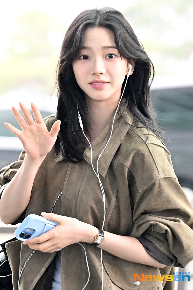 karinaofmoment's tweet photo. 260409 출국 기사 사진 #카리나 https://t.co/bnPZS12qZG