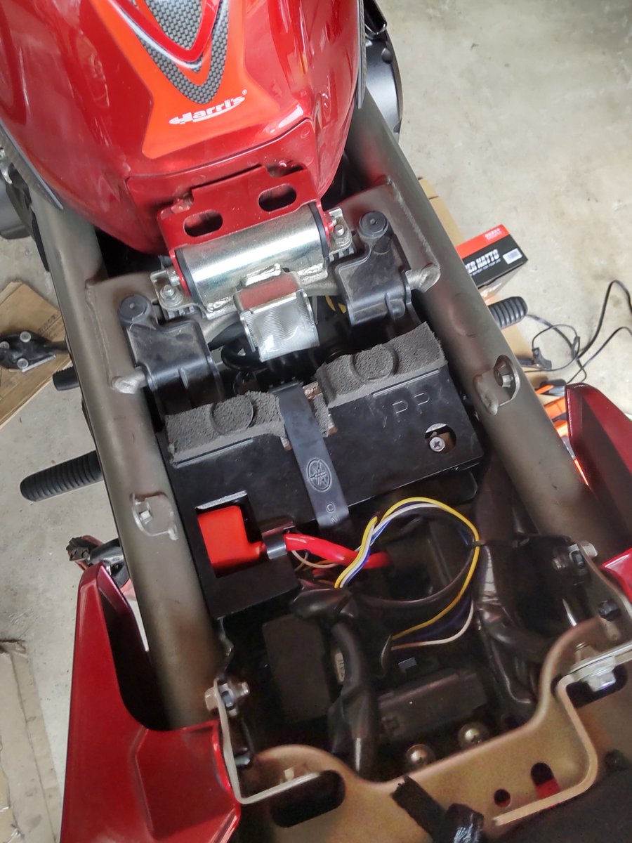 kentxj6div's tweet photo. バッテリー交換と冷却水補充〜🔧
このスーパーナットってのは安価で定評あるバッテリーとのことでお試し。一応初期充電してからつけて始動快調。
今や純正のユアサとか古河は高級品さ…。 https://t.co/DFpcQG9OF0