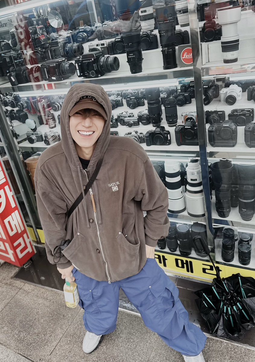 dia kayak bilang, "udah ege gausah sedih mulu, lu liat muka gw? happy kan? YA LU JUGA HAPPY DONGG stop sedih okey cantik??"