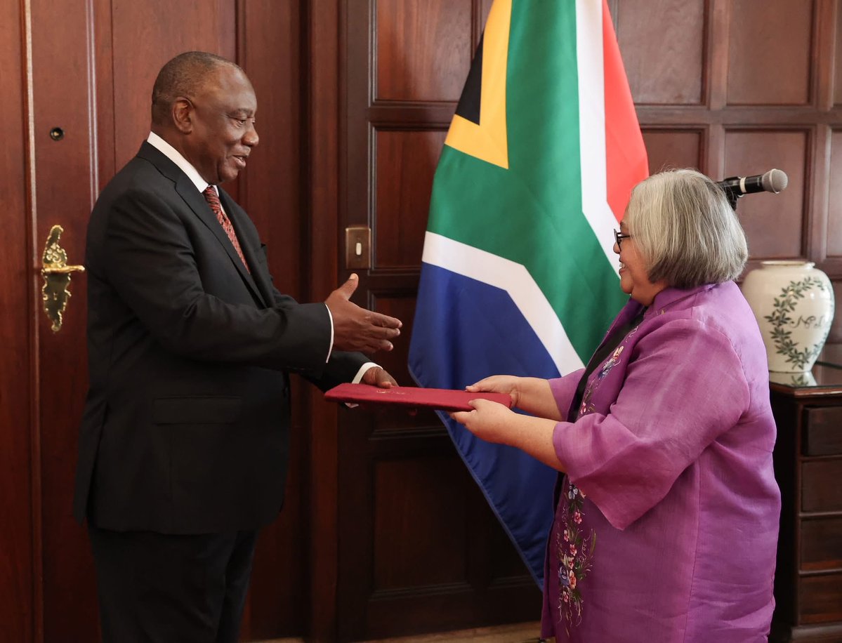 PresidencyZA's tweet image. 🇿🇦 His Excellency President @CyrilRamaphosa  receives Letter of Credence from Head of Mission, HE Ms Myla Grace Ragenia C. Macahilig of the Republic of the #Philippines 🇵🇭.

#LettersofCredence
#BetterAfricaBetterWorld