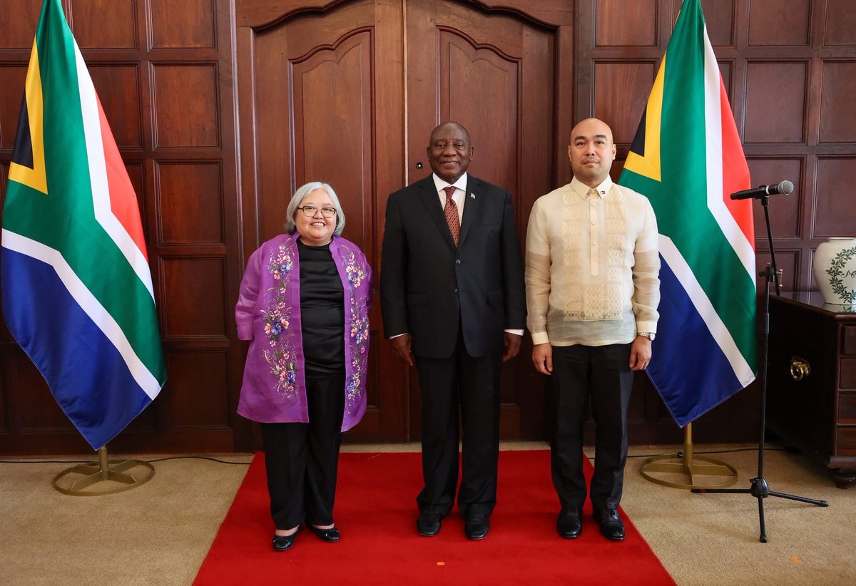 PresidencyZA's tweet image. 🇿🇦 His Excellency President @CyrilRamaphosa  receives Letter of Credence from Head of Mission, HE Ms Myla Grace Ragenia C. Macahilig of the Republic of the #Philippines 🇵🇭.

#LettersofCredence
#BetterAfricaBetterWorld