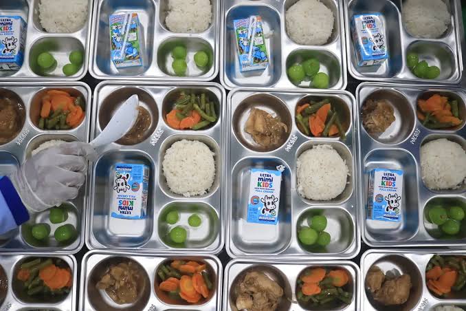 KerjaHasil_id's tweet image. Para pengemis yahud soros bilang #mbg tak beri kebermanfaatan apapun. Keknya elu butuh MBG dendi supaya ga ngawoor akibat ngemis duwit soros. #ekonomi #peternak

Hayo #sppg mainkan peran kalian. Borong 61 juta butir telur dari peternak lokal. #bgn #prabowogibran