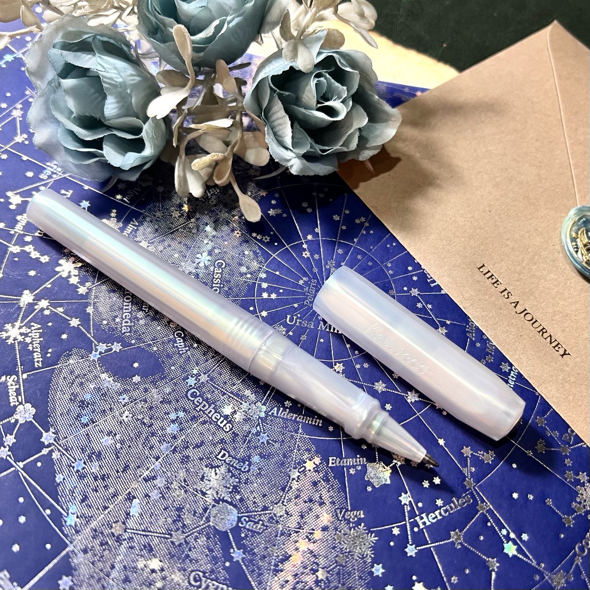 煌めきを纏う魔導具───

アトリエに新しいアイテムが入荷いたしました

#Kaweco 

《Lunar Sport》

◆ライトグリーン
◆シャドウグリーン
#万年筆 EF
ゲルボールペン

《PERKEO》

◆イリディセントパール
ローラーボール

#FairyNote