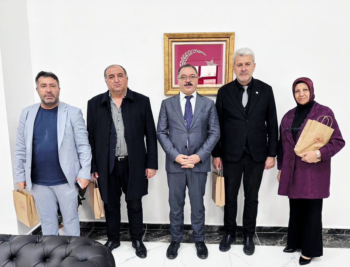 umitkanan72's tweet photo. 📍 Tuşba İlçe Milli Eğitim Müdürlüğü

Tuşba İlçe Milli Eğitim Müdürümüz Sayın Muhlis Ceylani’yi, Kadın Kolları MKYK Üyesi Sayın Havva Duran ve Tuşba meclis üyesi Rıfat Özyer ile birlikte ziyaret ettik. Nazik karşılamaları ve misafirperverlikleri için kendilerine teşekkür ediyoruz.

Eğitim alanında ilçemize sunulan hizmetler üzerine verimli bir sohbet gerçekleştirdik. Tuşba’mızın gelişimi için ortak akılla çalışmaya devam edeceğiz.
#Tuşba #Eğitim #BirlikBeraberlik
@Akparti 
@AKGMTeskilat
@K_Turkmenoglu_V 
@Burhan_Kayaturk 
@havvaduran65 
@MuhlisCeylani