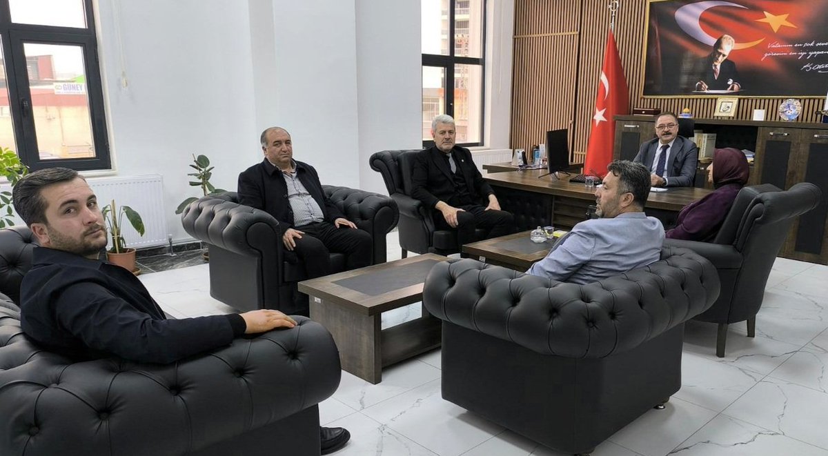 umitkanan72's tweet photo. 📍 Tuşba İlçe Milli Eğitim Müdürlüğü

Tuşba İlçe Milli Eğitim Müdürümüz Sayın Muhlis Ceylani’yi, Kadın Kolları MKYK Üyesi Sayın Havva Duran ve Tuşba meclis üyesi Rıfat Özyer ile birlikte ziyaret ettik. Nazik karşılamaları ve misafirperverlikleri için kendilerine teşekkür ediyoruz.

Eğitim alanında ilçemize sunulan hizmetler üzerine verimli bir sohbet gerçekleştirdik. Tuşba’mızın gelişimi için ortak akılla çalışmaya devam edeceğiz.
#Tuşba #Eğitim #BirlikBeraberlik
@Akparti 
@AKGMTeskilat
@K_Turkmenoglu_V 
@Burhan_Kayaturk 
@havvaduran65 
@MuhlisCeylani