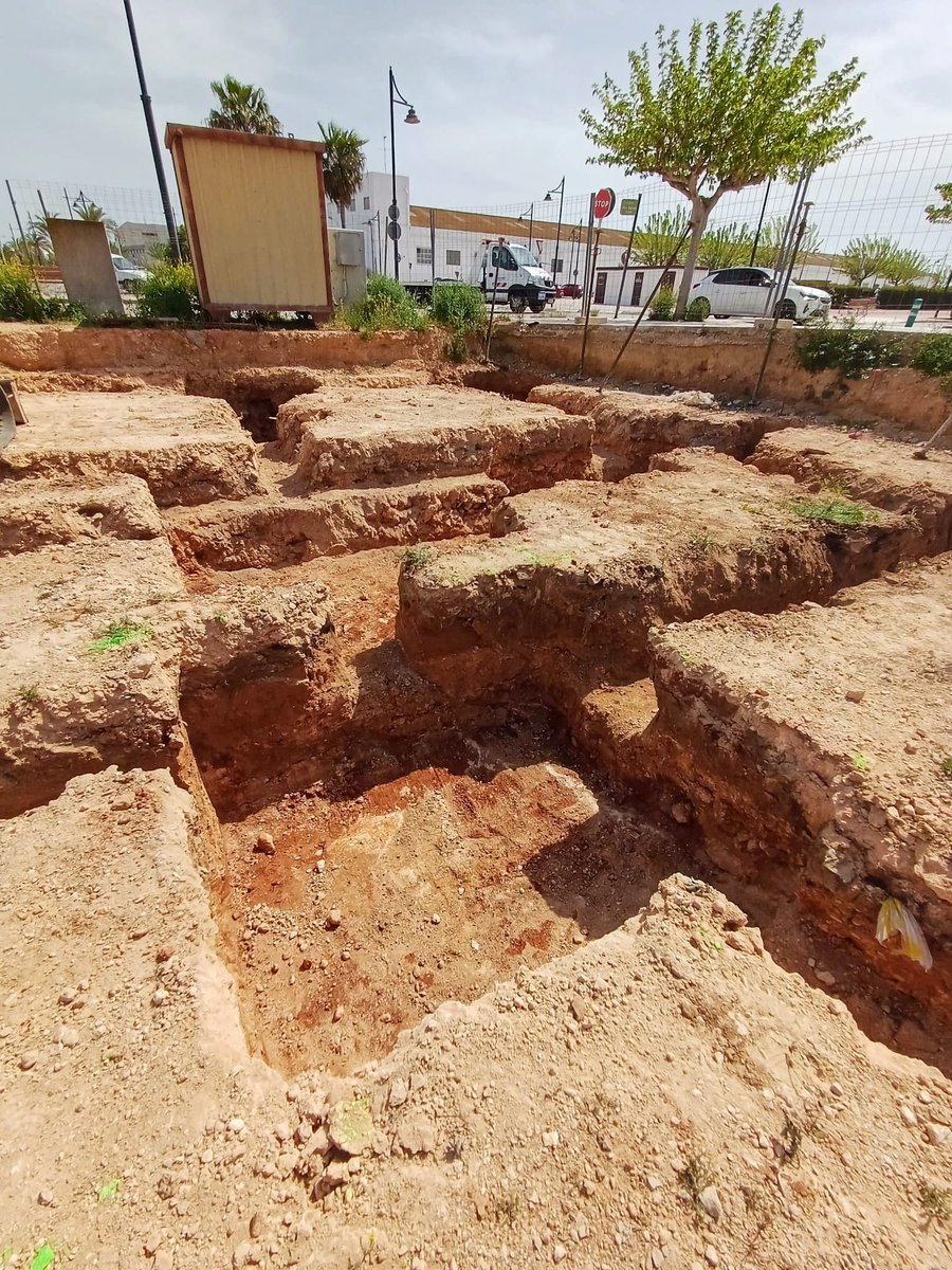 ConsMariAleixos's tweet photo. 🚧Ya hemos comenzado la excavación para la cimentación de zapatas aisladas en nuestro nuevo proyecto de #construcción de vivienda en #Benifaió. Básicamente, se trata de la preparación para poder realizar la estructura de la vivienda. 🏡

🔗 Nuestra web: https://t.co/rJEPyziFl3 https://t.co/NQNadSOrd0