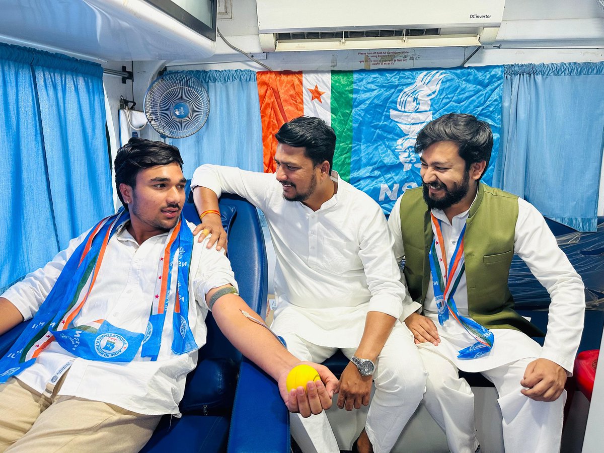 NSUIMP's tweet photo. शिवपुरी में NSUI के जिलाध्यक्ष शांतनु सिंह कुशवाह के नेतृत्व में NSUI के स्थापना दिवस के उपलक्ष्य में सप्ताह भर चलने वाले कार्यक्रमों के तहत महारक्तदान शिविर का आयोजन किया गया, जिसमें मुख्य अतिथि के रूप में प्रदेश अध्यक्ष आशुतोष चौकसे उपस्थित रहे।#NSUI_का_55वां_स्थापना_दिवस https://t.co/MKuDuvaWRR