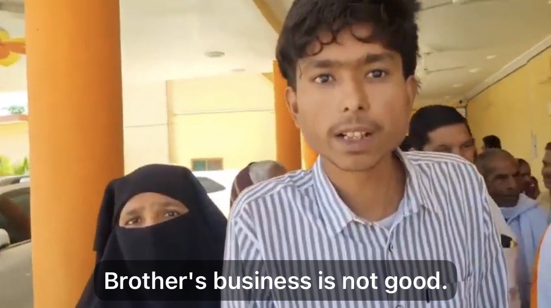 जब कोई अच्छा काम करे तो खुलकर उसकी सराहना करनी चाहिए…

बुर्क़ा में बाराबंकी कि नाजनीन हैं, इनका छोटा बेटा लंबे समय से बीमार है. दुर्लभ बीमारी से पीड़ित है। इलाज के लिए लाखों रूपये का खर्चा बताया गया.

वो BJP नेता और मंत्री सतीश चन्द्र शर्मा के पास पहुंची, मंत्री जी ने नाजनीन के