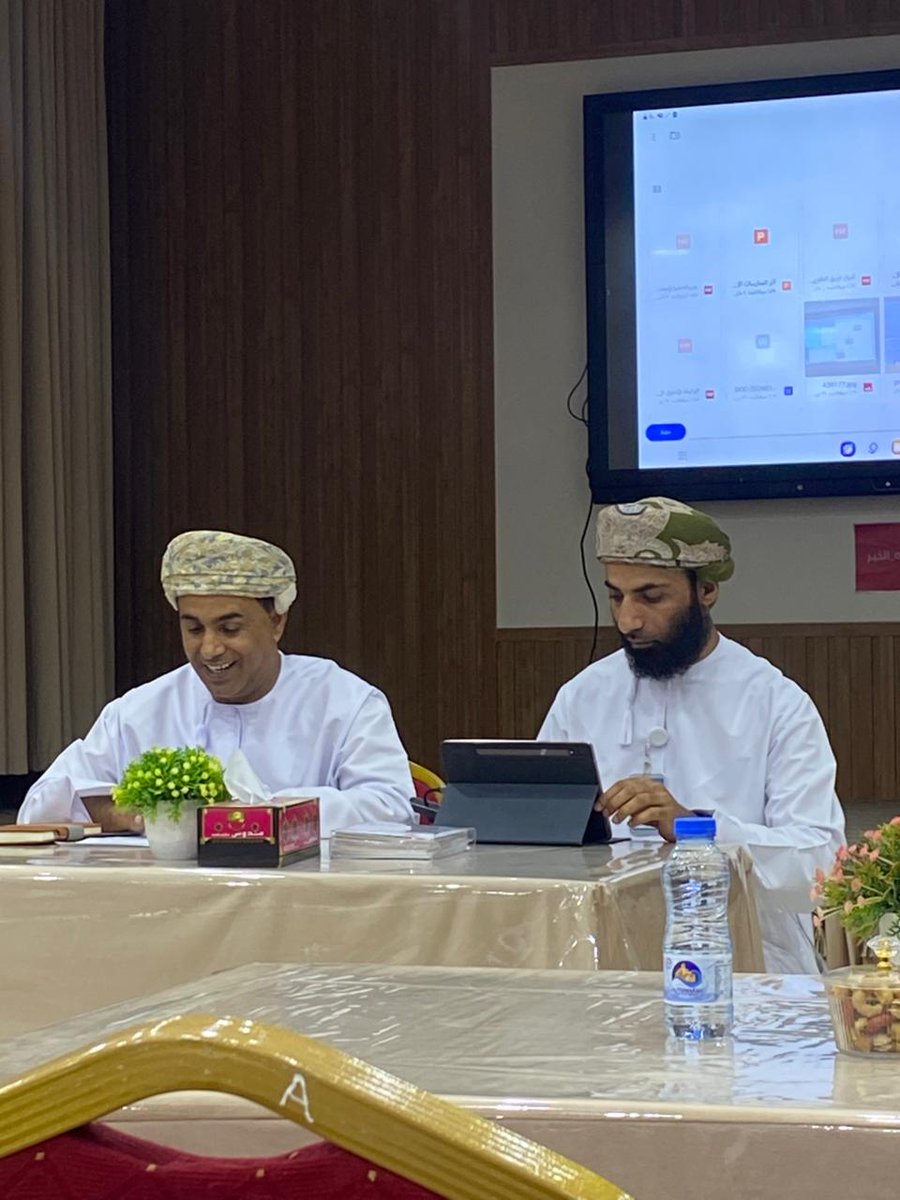 fatima_2016e's tweet photo. شاركت مجموعة من معلمات اللغة العربية والمجال الأول بالمدرسة في ورشة "معًا لتبقى لغتنا حيّة في قلوب وعقول أجيالنا" بمدرسة الأبرار للتعليم الأساسي، و��لتي قدّمها الدكتور إبراهيم بن محمد الرمحي، بهدف تطوير الأداء اللغوي للطلبة وتعزيز ممارسات تدريس اللغة العربية https://t.co/HgnFhHJSVE