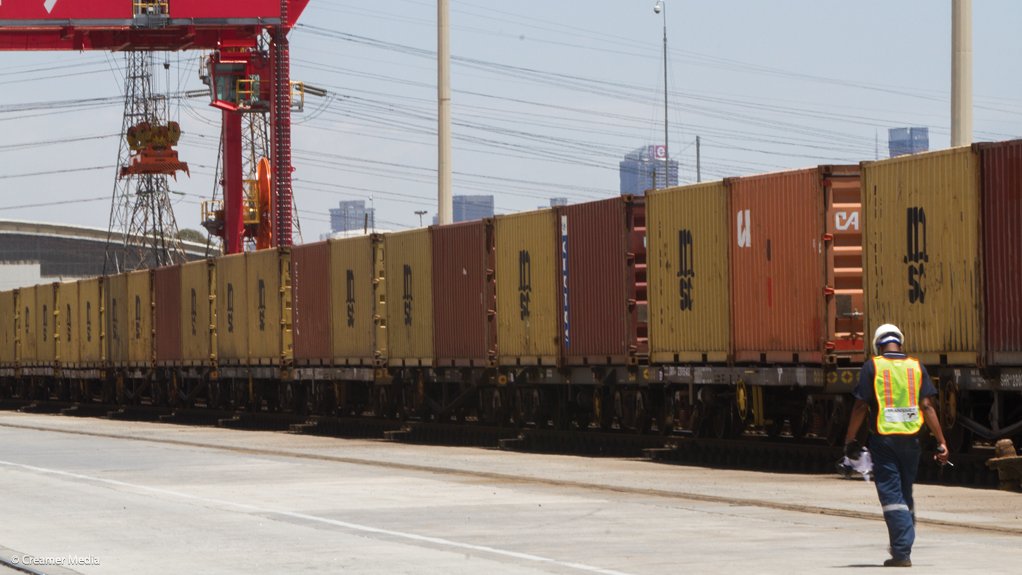 EngNewsZA's tweet image. Big container recovery required if South Africa is to meet 250Mt rail target bit.ly/4tHcaiJ 
#Freight #Rail #Containers #SouthAfrica #Transport #Reform @Dotransport @TerenceCreamer
