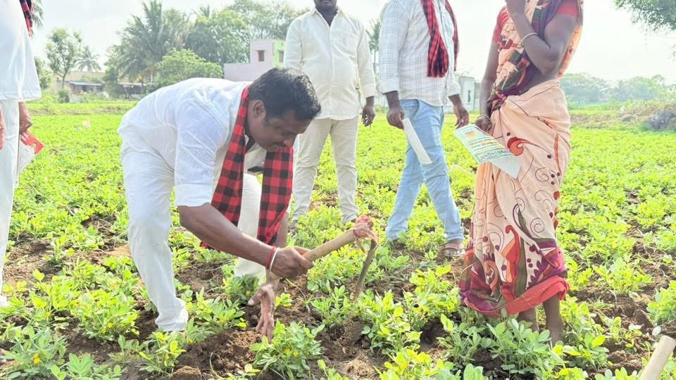 SHIVASHANKAR51's tweet photo. #களத்தில்_இளைஞர்_அணி 
#திருவண்ணாமலை_சட்டமன்றத்_தொகுதி 
#தேர்தல்_பணிக்குழு_எண்- 12

மாண்புமிகு பொதுப்பணித்துறை அமைச்சர் ஐயா #எ_வ_வேலு அவர்களுக்கு கழக அரசின் சாதனைகளை விளக்கி #இளைஞர்_அணியினர் #கனந்தம்பூண்டி ஊராட்சி பகுதிகளில் வீடு வீடாக சென்று வாக்கு சேகரித்த போது 🔥🖤❤️🔥 https://t.co/hQkeV68CRn