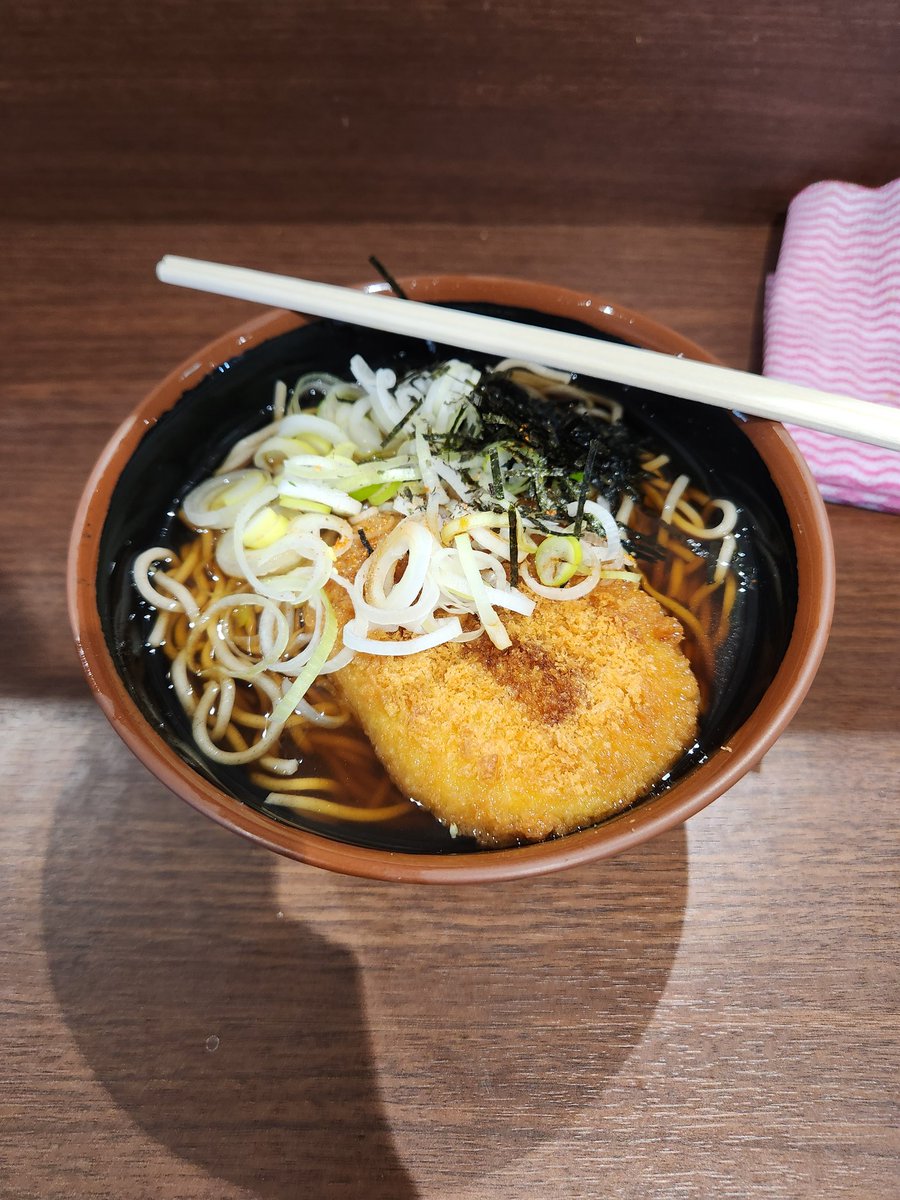 luck200222's tweet photo. 新潟といえばバスセンターのコロッケ蕎麦 https://t.co/6qBro74I1v