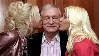 BBeyern's tweet photo. Ce #9avril marque le centenaire de la naissance de Hugh Hefner, fondateur de "Playboy".
Mort en 2017 (abandonnant au monde une veuve de soixante ans... sa cadette), il repose à Los Angeles dans une concession qu'il avait choisie avec soin : à touche-touche avec Marilyn Monroe... https://t.co/KerKFYwn4f