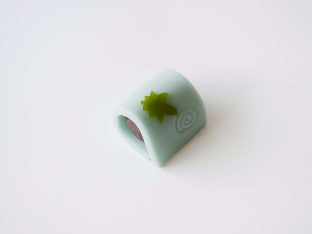 今日のお菓子は【水紋（すいもん）】

水面に落ちた葉により出来た波紋の様子。
（練切）（黒小倉あん）（クチナシ青色素、クチナシ黄色素）