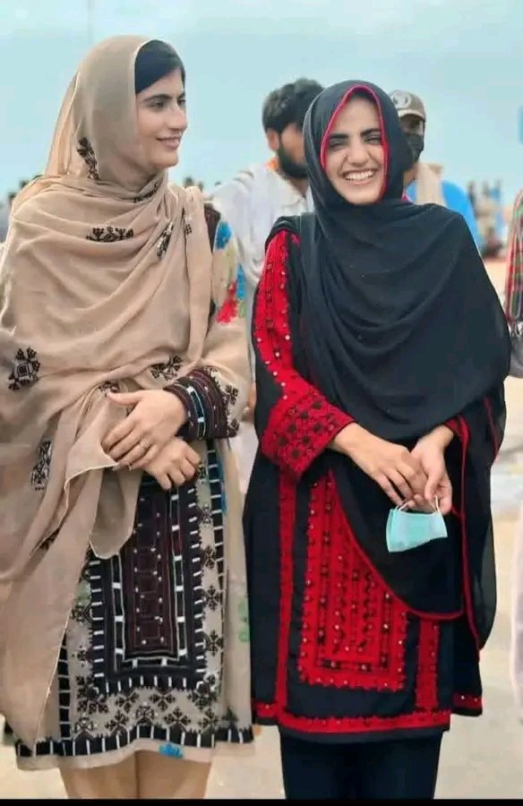 no_tec85286's tweet photo. “بلوچ بیٹیوں کا حوصلہ اور بلوچ قوم کا فخر۔
سمی دین بلوچ اور ماہرنگ بلوچ کے ساتھ ایک یادگار لمحہ۔
یہ تصویر ہمیں یاد دلاتی ہے کہ بلوچ ہمیشہ اپنے حق اور اپنی شناخت کے لیے کھڑا رہتا ہے۔
زندہ باد بلوچستان
#Baloch
#Balochisaan
#BalochUnity https://t.co/qKQOCDETYe