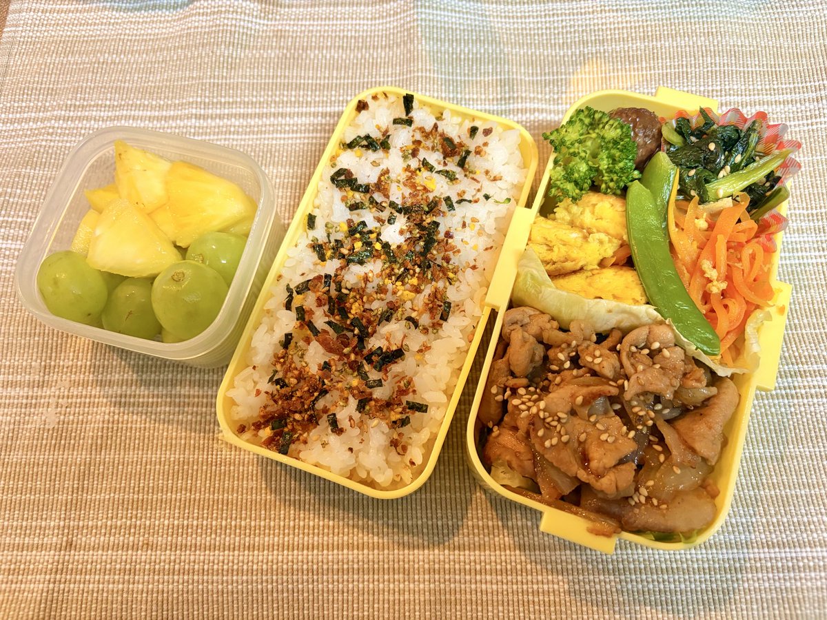 gashimu77's tweet photo. 妻がいない4日目。二男の弁当作る日。朝ごはんはコンビニで買ったサンドイッチでご勘弁を。主菜を作り、母が持ってきてくれた副菜も詰めてなんとか完成。たまにだからなんとか出来た。毎日はきつい。ギリギリ6時に家を出れた。息子たちの夜ごはんはこれまた母が持ってきてくれた魚フライで省力化。 https://t.co/50SKu5VUlo
