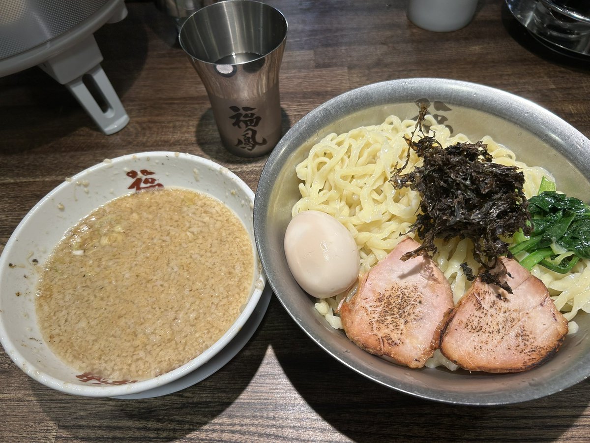 高円寺駅  福鳳さんの「つけ麺」

特盛で頂きました！
背脂煮干しの燕系のつけ麺、レギュラーではなく期間限定なのですが、最近はずっとあるのでチャンス！

お試しを！！

 #福鳳   #ラーメン   #つけ麺  #燕系