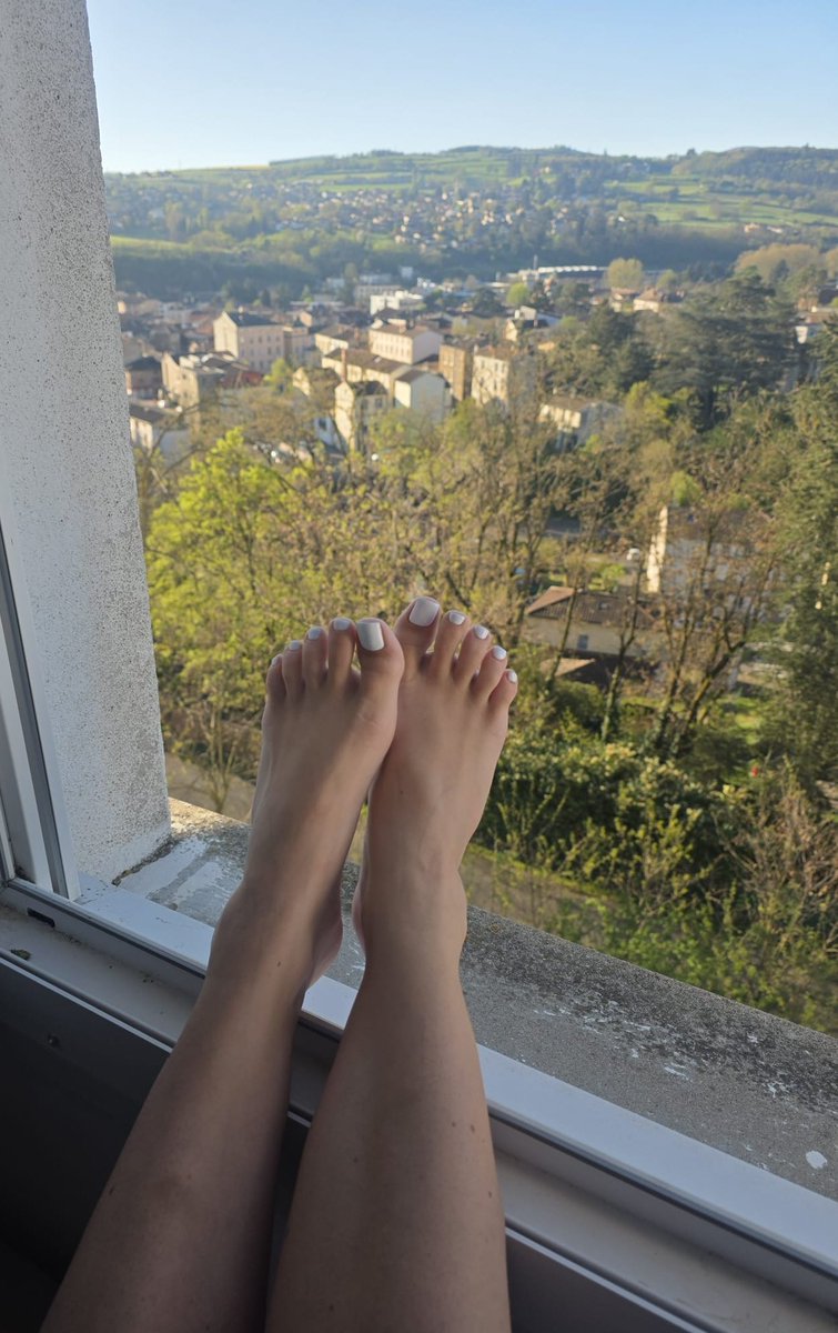 EsmeraldaDeesse's tweet photo. Cette chaleur me donne envie de me montrer un peu… 👣🔥
Tu penses que tu reconnaîtrais mes pieds sans hésiter ? 😏
#feet https://t.co/we1baO2Bg7