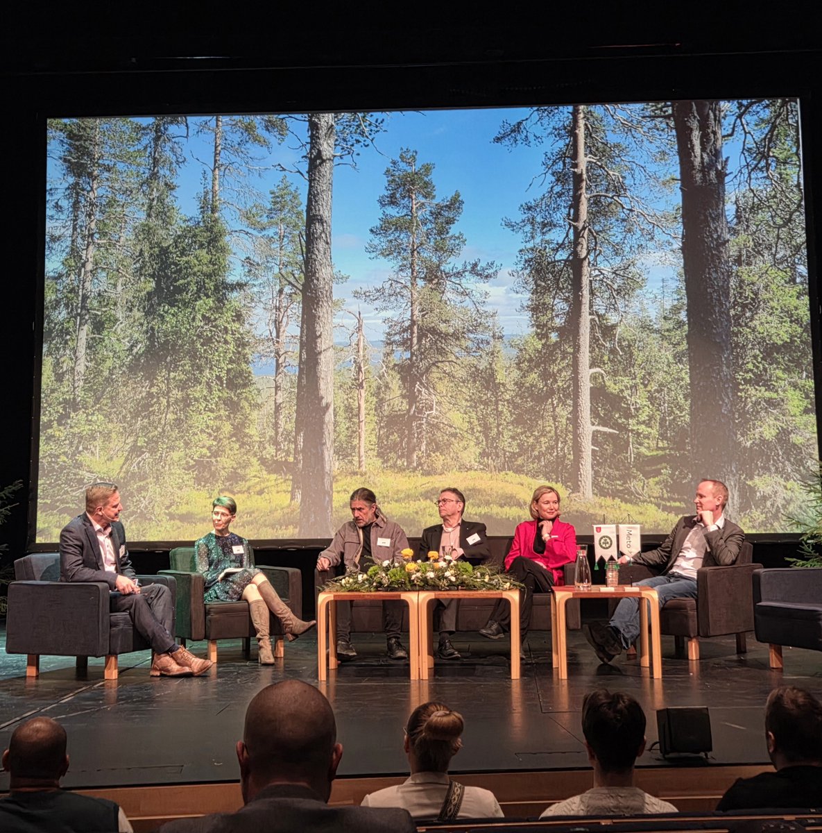 #PetriKoskinen <a href="/metsalehti/">Metsälehti</a> johdattaa panelistit <a href="/niemi_karoliina/">Karoliina Niemi</a> <a href="/Metsahallitus/">Metsähallitus</a> <a href="/AmnellJakob/">Jakob Donner-Amnell</a> #ItaSuomenyliopistoUEF #MattiPeltola #Koneyrittajat, <a href="/MarkoMakiHakola/">Marko Mäki-Hakola</a> <a href="/MTK_metsa/">MTK Metsänomistajat</a>  #MariPantsar <a href="/KoneenSaatio/">Koneen Säätiö</a> keskusteluun metsäalan uudistumisesta.