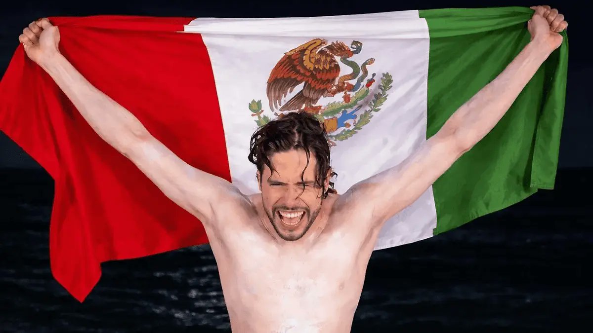 ¡ORGULLO MEXICANO! 🇲🇽🏊‍♂️
 El nadador David Olvera hizo historia al recorrer 85 km en mar abierto de Cozumel a Cancún en casi 17 horas, rompiendo récord nacional en una hazaña brutal de resistencia 🌊💪