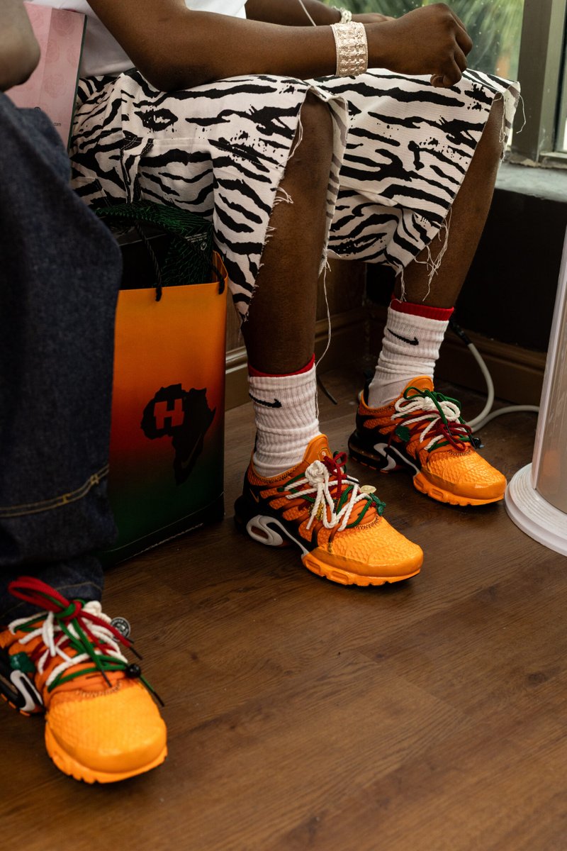CaminoTV's tweet photo. elles sont sur SNKRS purée on avait peur que ça sorte pas chez nous, drop le 23 Avril pour 190€

Orange https://t.co/xy8vnofhRt
Noir https://t.co/F8zrp7LjwU https://t.co/ad8zQXX1Yp