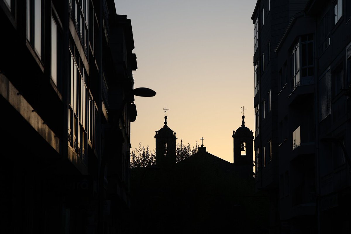 lavozdegalicia's tweet image. Así amanece en Vilagarcía de Arousa ✨ Desde el vuelo de las gaviotas bajo la luna menguante hasta el despertar industrial en el puerto y la piedra eterna de Vista Alegre con la iglesia de Santa Baia de Arealonga 💙
📷 Martina Míser #Vilagarcia #Arousa #Amanecer #RiasBaixas